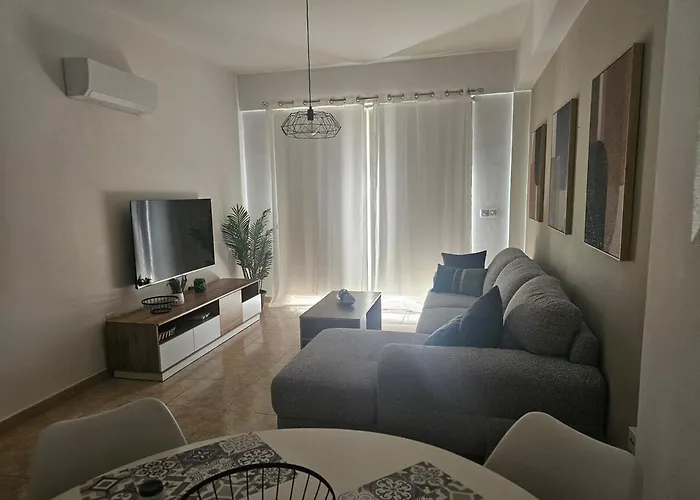 Amazing - 2 Bdr & Pool דירה פאפוס