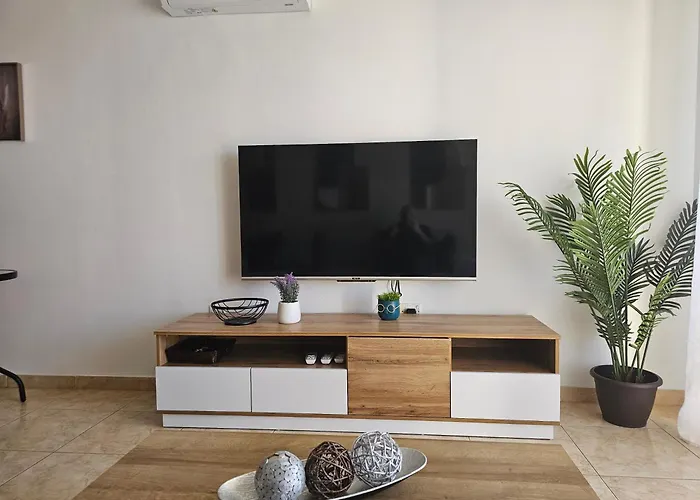 Amazing - 2 Bdr & Pool דירה פאפוס